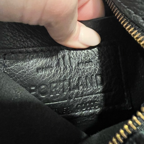 Portland Leather Pebbled Black Shoulder Bag - Picture 10 of 12